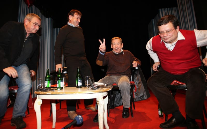 Michael Žantovský (druhý zleva), Václav Havel a Alexandr Vondra v Divadle Na Zábradlí v roce 2009