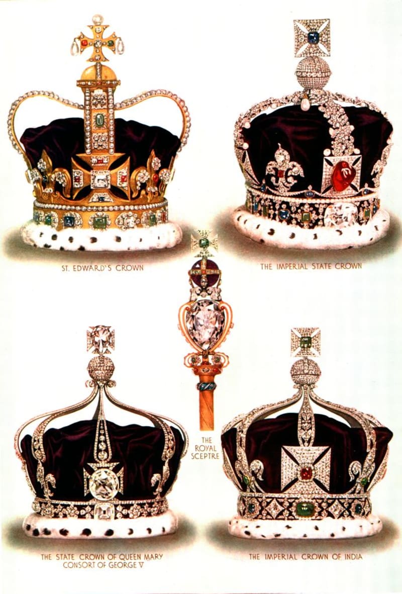 Významné britské koruny z korunovačních klenotů a uprostřed Panovníkovo žezlo s křížem a vzácným diamantem Cullinan I.