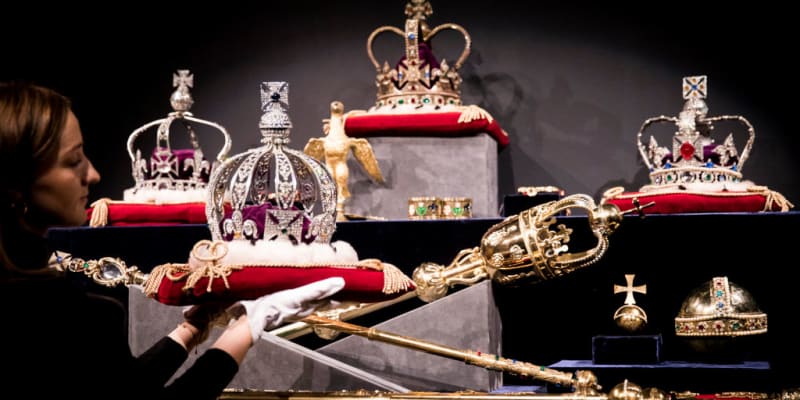 Set replik britských korunovačních klenotů, jež byl vyroben při příležitosti korunovace královny Alžběty II.