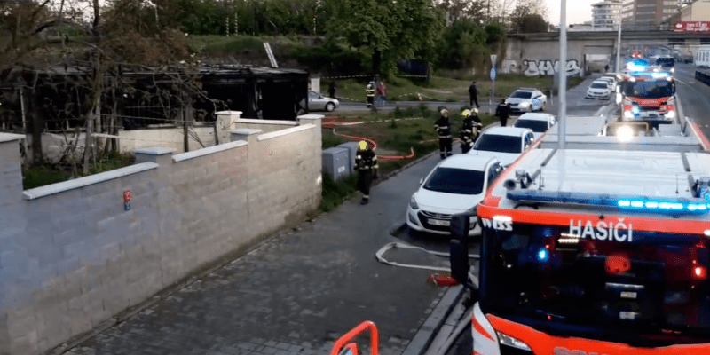 Tragický požár v Brně si měl vyžádat nejméně osm obětí.