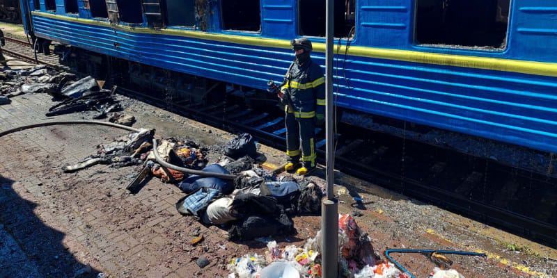Při ruském bombardování ukrajinského Chersonu zemřelo za jediný den minimálně 23 civilistů.