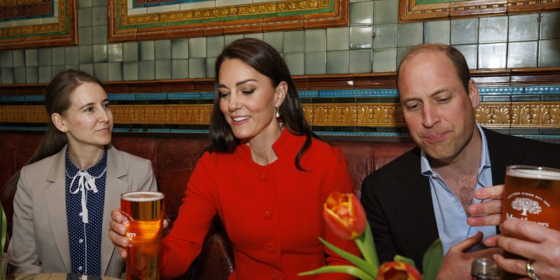 ritský princ William a jeho manželka Kate se dnes metrem vydali do jedné z londýnských hospod.