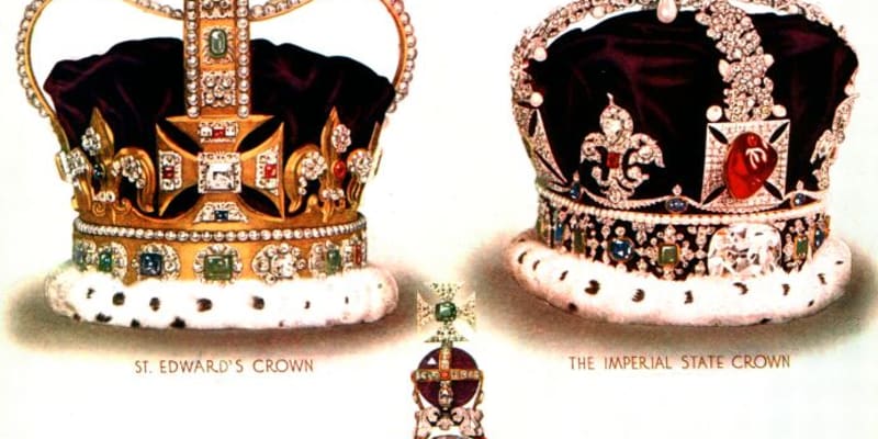 Významné britské koruny z korunovačních klenotů a uprostřed Panovníkovo žezlo s křížem a vzácným diamantem Cullinan I.