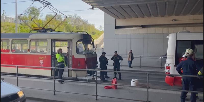 Ke srážce tramvaje a autobusu došlo v ulici Průběžná.