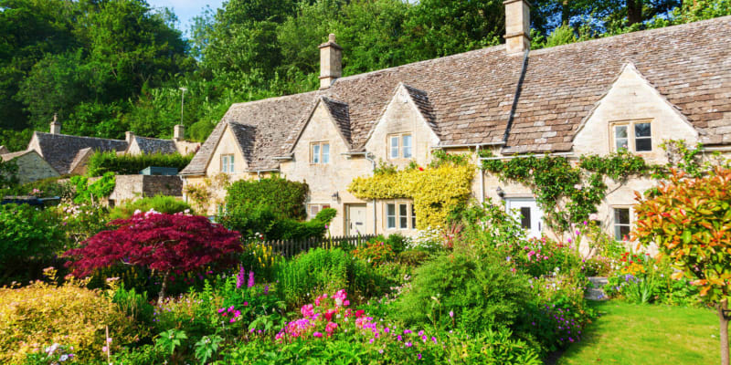 Anglická zahrada:  Symetrie a dokonalost v nich roli nehraje, podstatné jsou jednoduchost a půvab.