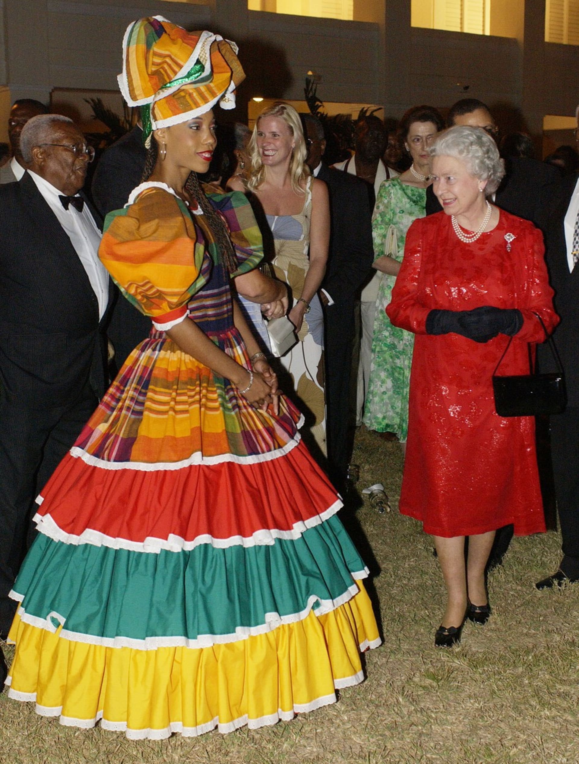 Ženy v tradičních oděvech uvítaly 18. února na zahradě domu generálního guvernéra v Kingstonu britskou královnu Alžbětu II., která zahájila v roce 2002 třídenní návštěvu Jamajky.
