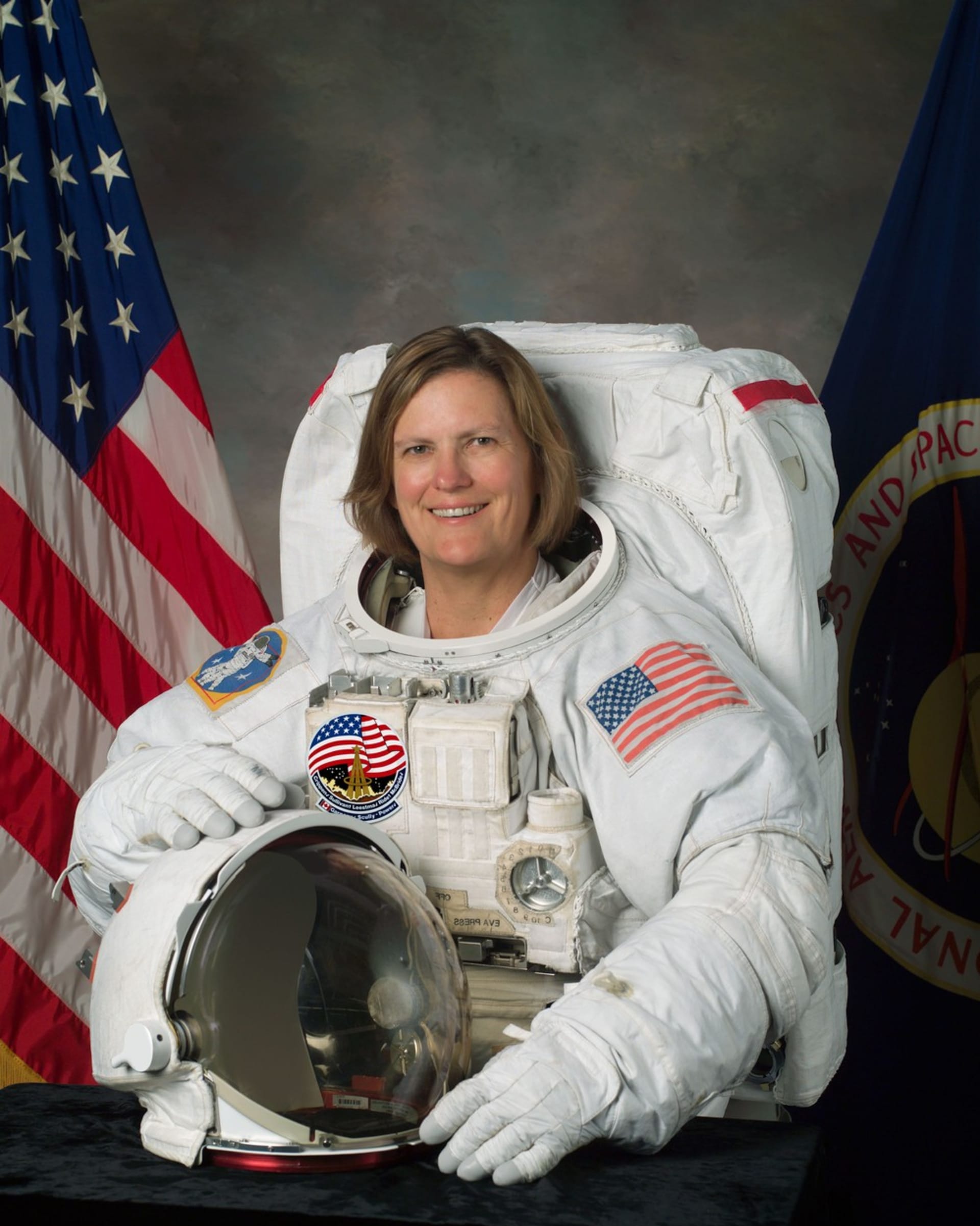 Astronautka Kathy Sullivanová, první Američnka, která se kdy pohybovala ve vesmíru mimo kosmickou loď