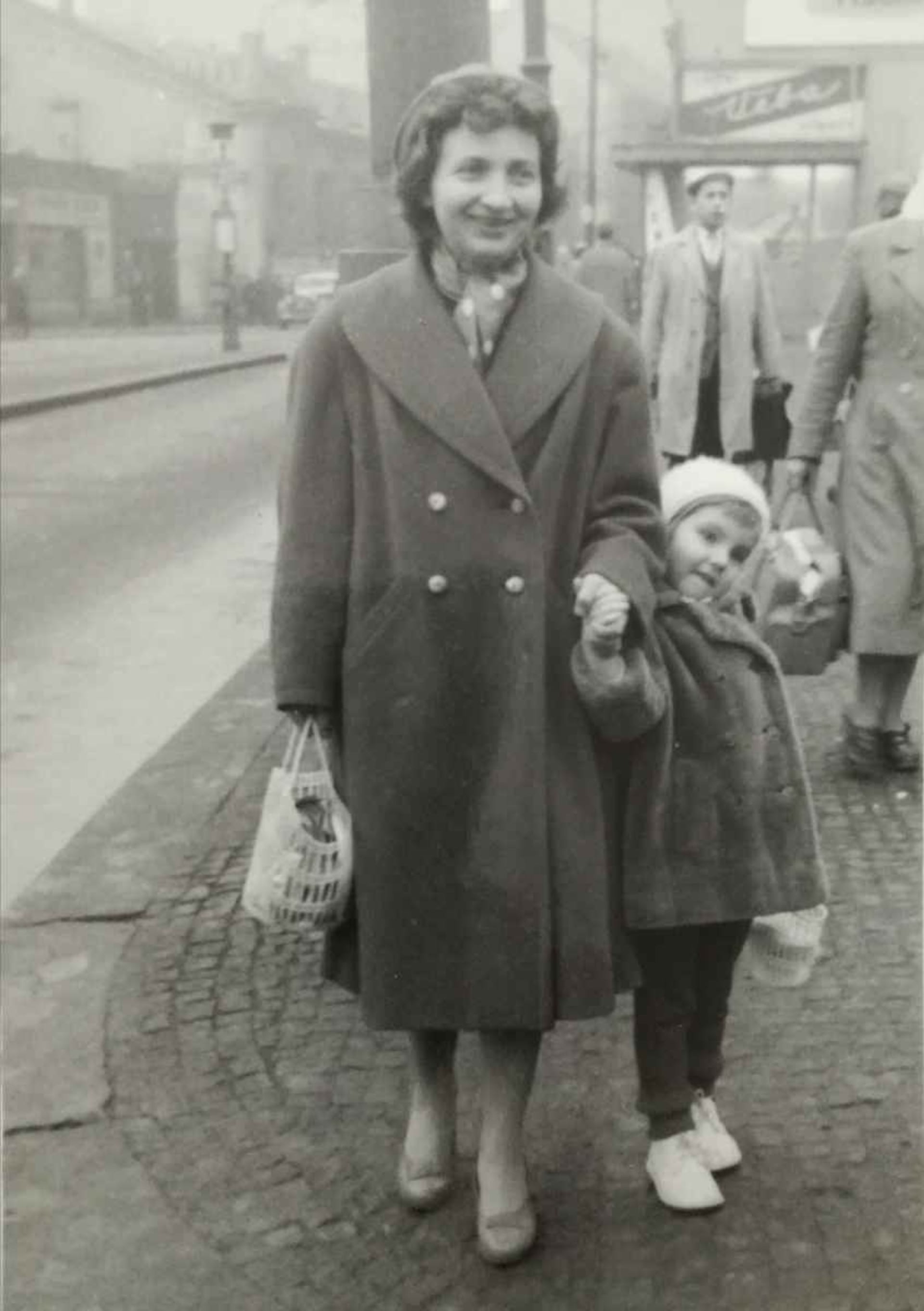 Marie Dubská na konci 50. let již jako maminka s dcerou.