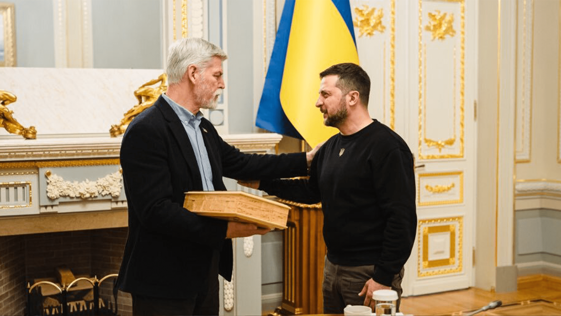 Prezident Pavel předal Zelenskému během dubnové návštěvy Ukrajiny pistoli.