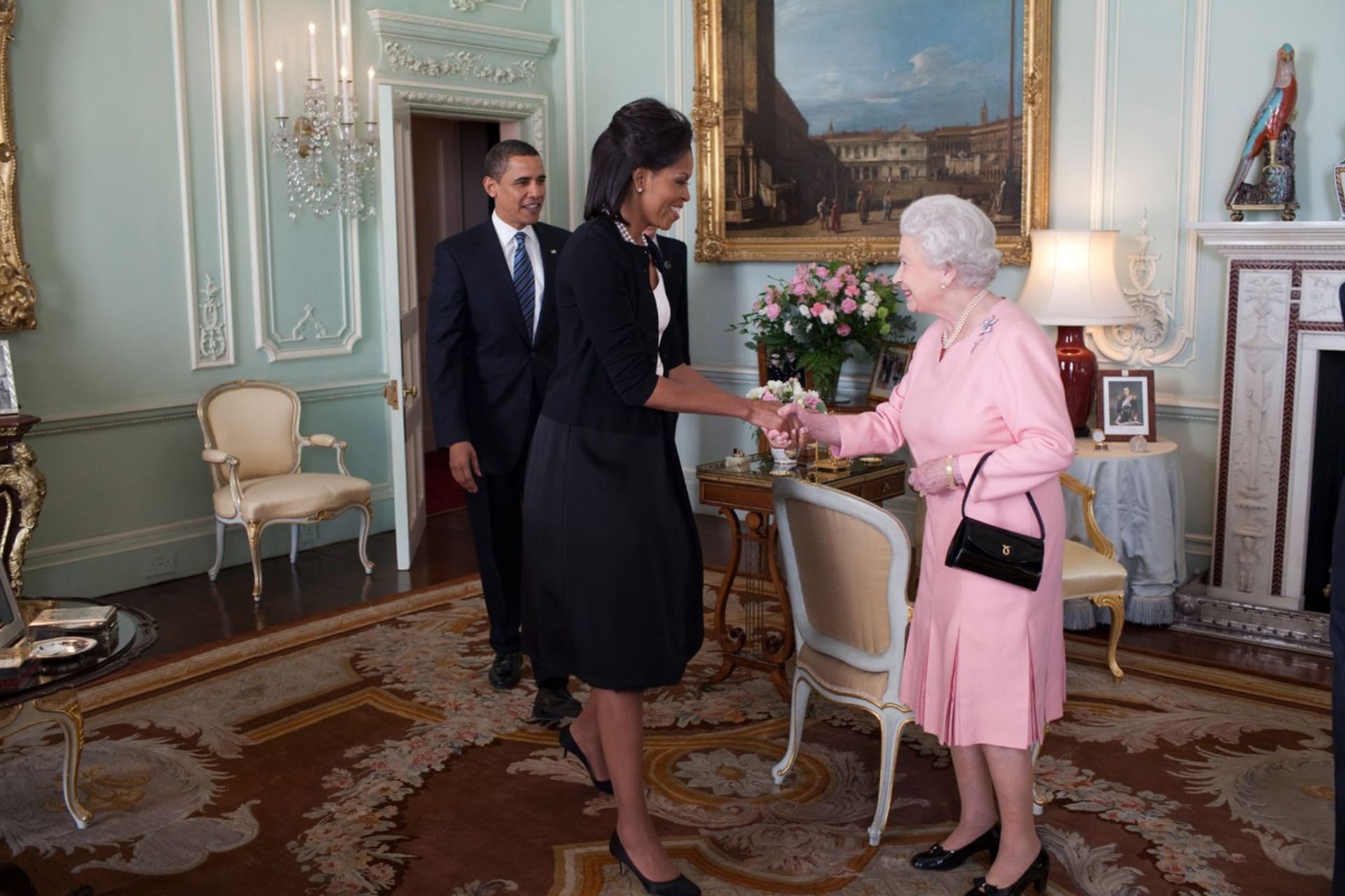Bývalá první dáma MichelleObamovápři setkání s královnouAlžbětou II. ji během hovoru objala.
