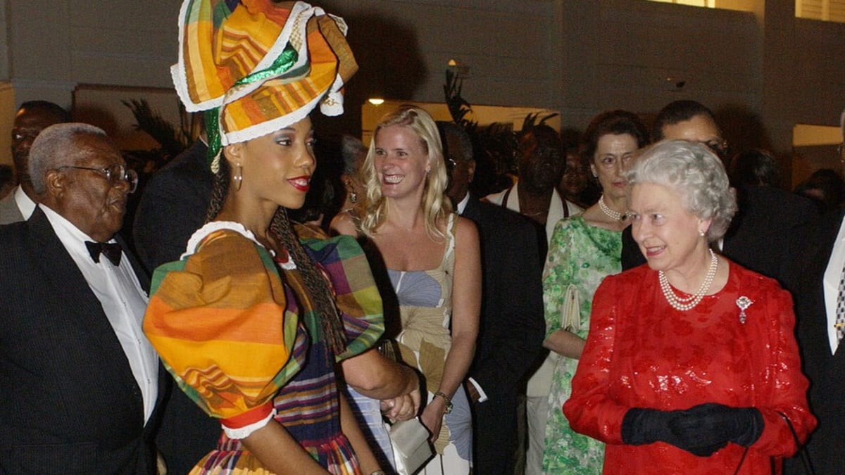 Ženy v tradičních oděvech uvítaly 18. února na zahradě domu generálního guvernéra v Kingstonu britskou královnu Alžbětu II., která zahájila v roce 2002 třídenní návštěvu Jamajky.