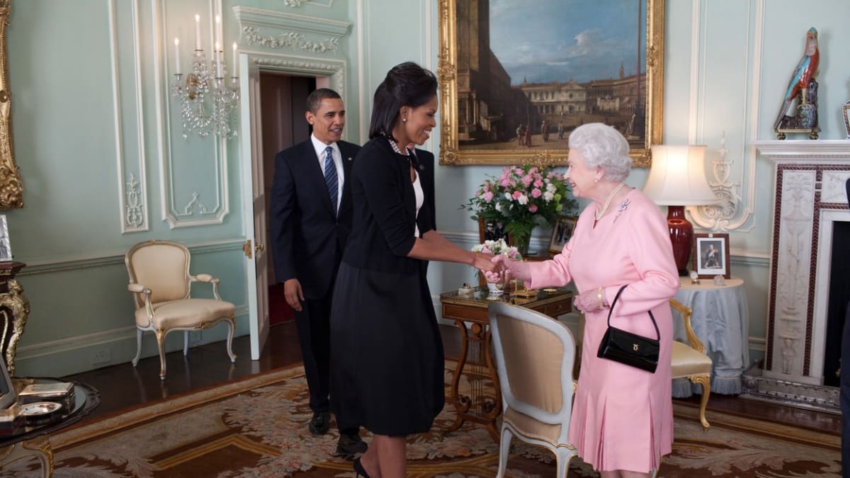 Bývalá první dáma Michelle Obamová se při setkání s královnou Alžbětou II. dopustila menšího faux pas. Panovnici totiž během hovoru objala.