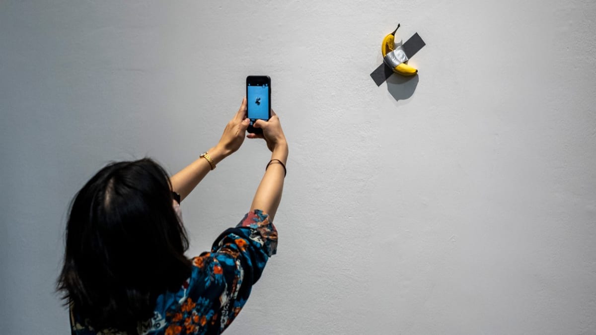 Banán přilepený na zeď na výstavě Maurizia Cattelana „The Last Judgment“ v Centru současného umění UCCA v Pekingu