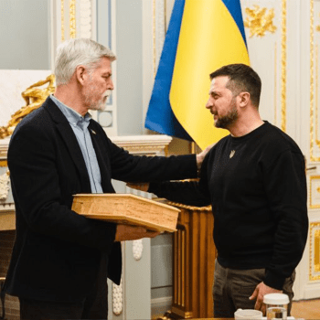 Pavel předal Zelenskému během dubnové návštěvy Ukrajiny pistoli.