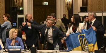 Rvačka delegátů. Rus s Ukrajincem se do sebe pustili kvůli vlajce, video obletělo svět