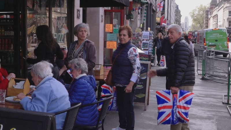 Na turisty ve Velké Británii čeká celá řada suvenýrů s tematikou korunovace.