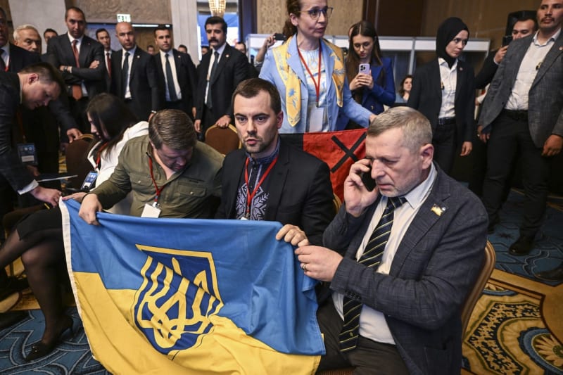 Rusové a Ukrajinci se na summitu PABSEC v Turecku poprali kvůli vlajce.