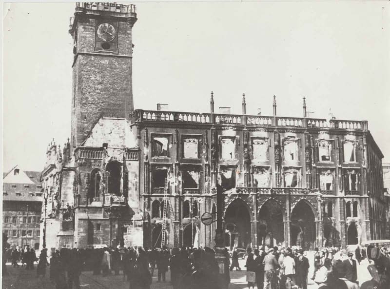 Zdevastovaná budova pražské Staroměstské radnice po konci bojů v květnu 1945.