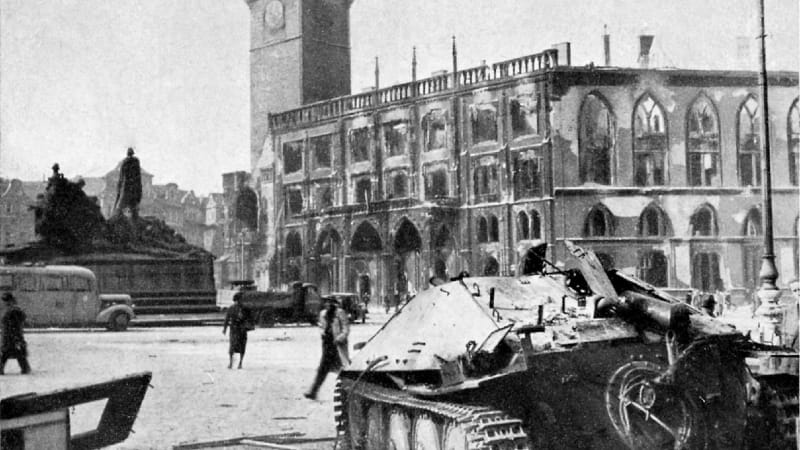 Zničené křídlo Staroměstské radnice, v popředí vrak stíhače tanků Hetzer