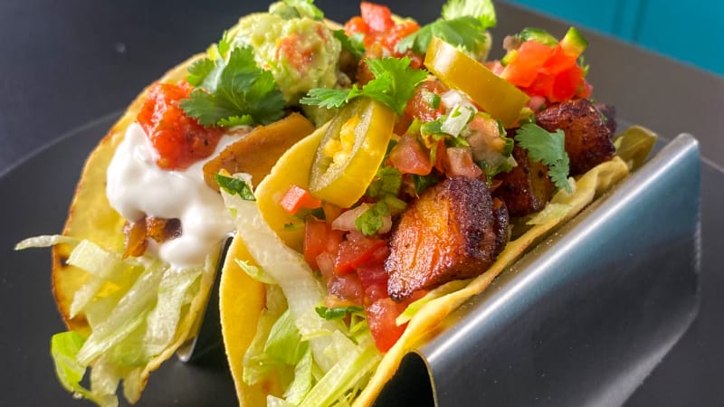 KOKO ve varu: Domácí tacos s vepřovým bůčkem a omáčkou Salsa Roja 
