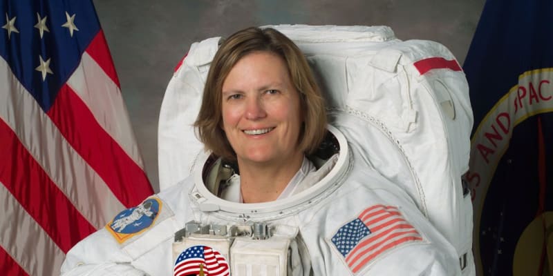 Astronautka Kathy Sullivanová, první Američnka, která se kdy pohybovala ve vesmíru mimo kosmickou loď