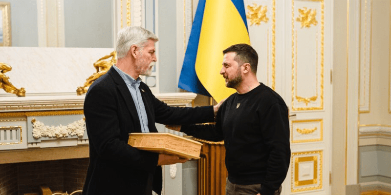 Pistoli předal Pavel Zelenskému během dubnové návštěvy Ukrajiny.
