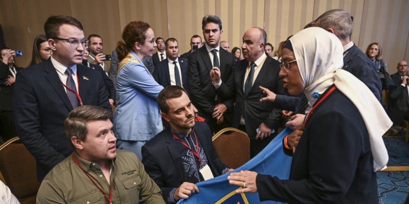 Rusové a Ukrajinci se na summitu PABSEC v Turecku poprali kvůli vlajce.
