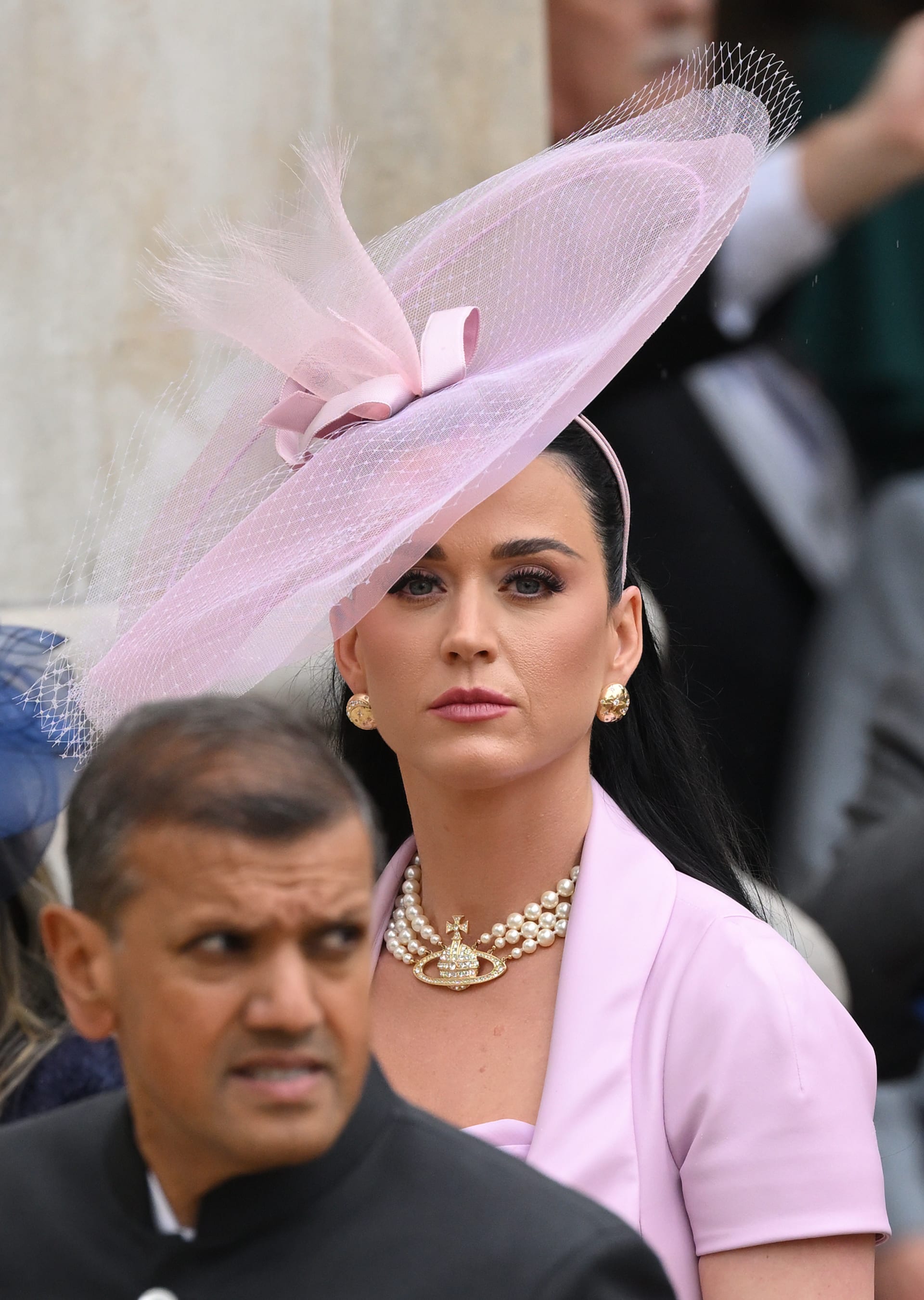 Americká zpěvačka Katy Perry na korunovaci krále Karla III. předvedla celou sérii trapasů.