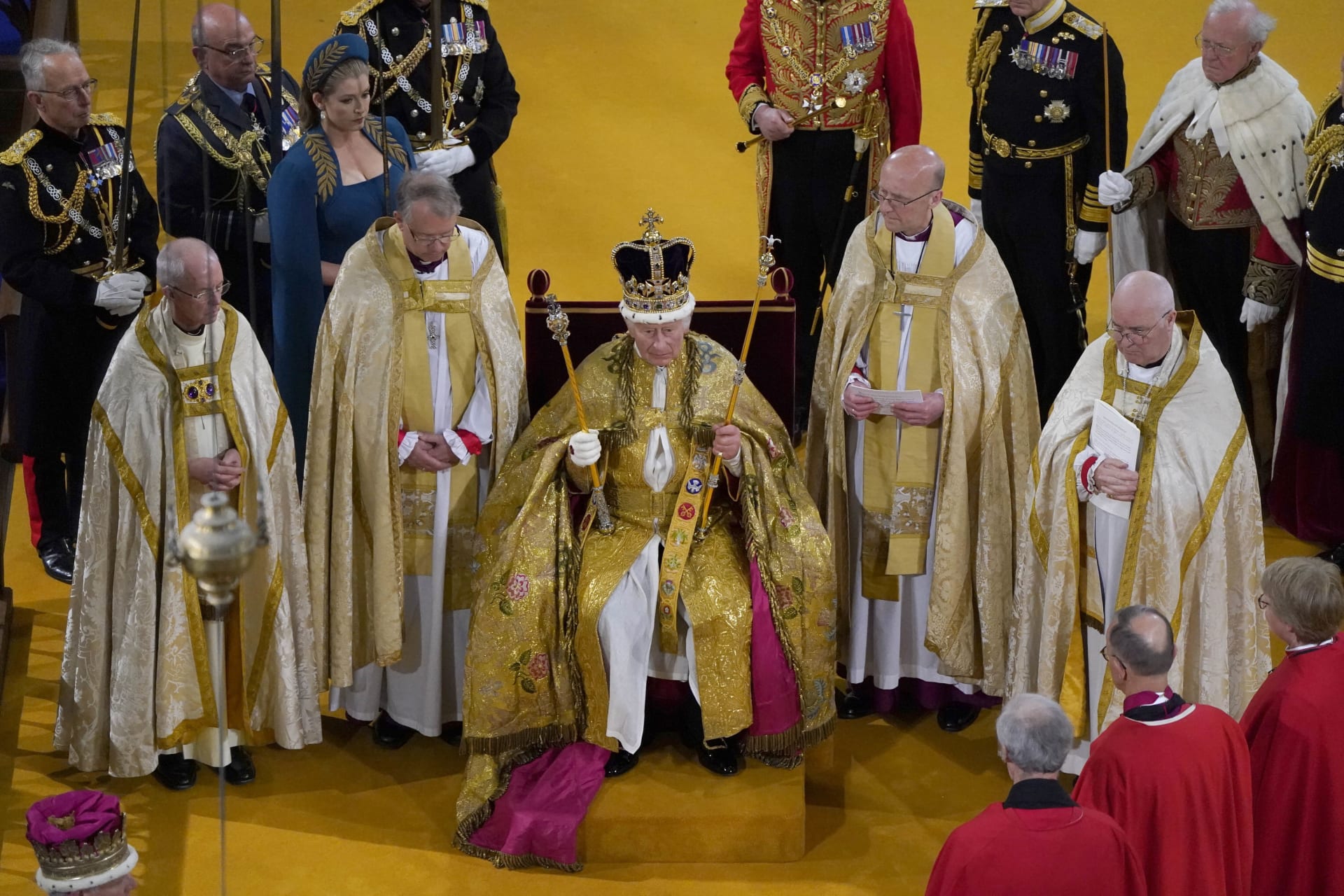 Král Karel a jeho chvíle s korunou svatého Eduarda.