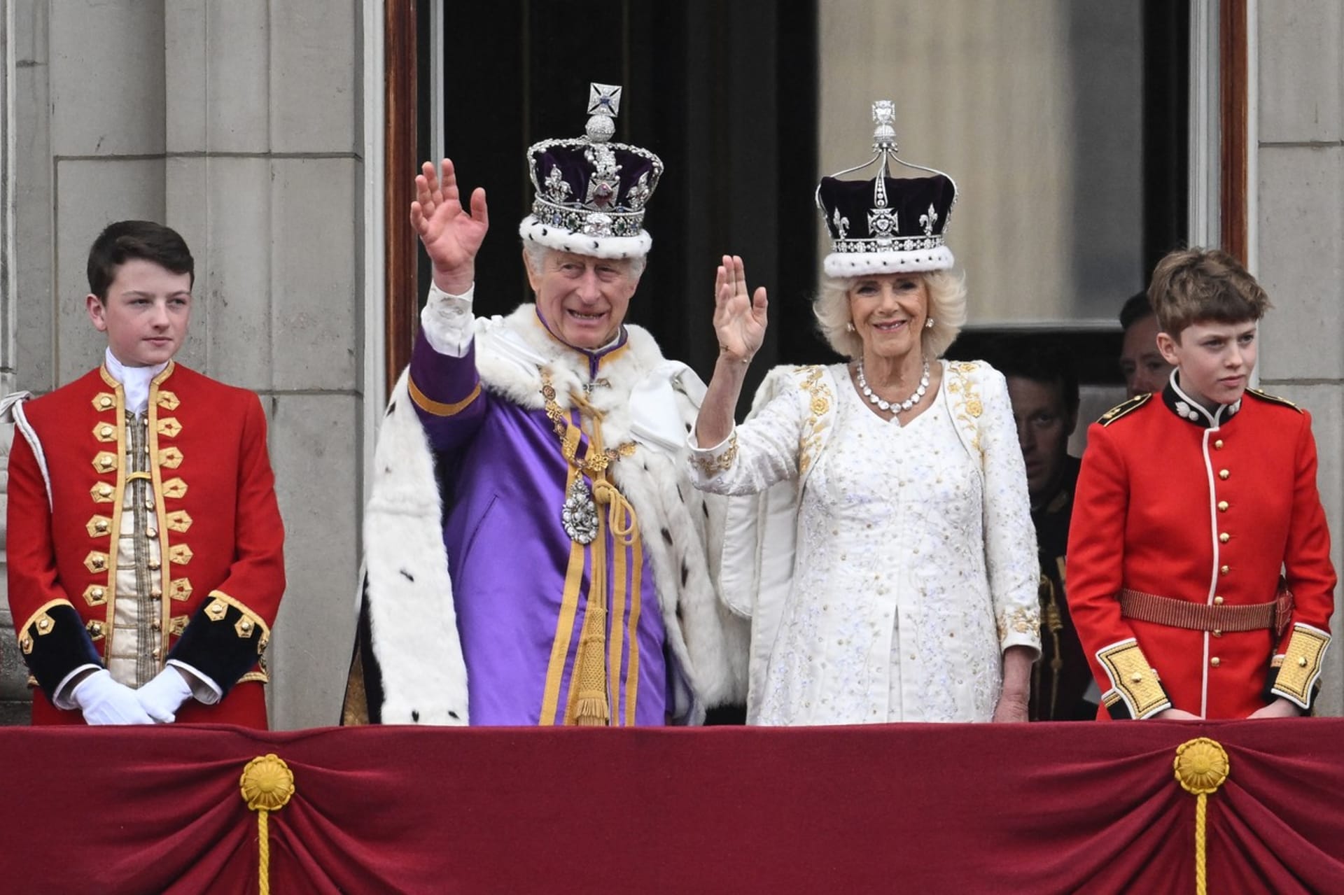 Královský pár pozdravil příznivce.