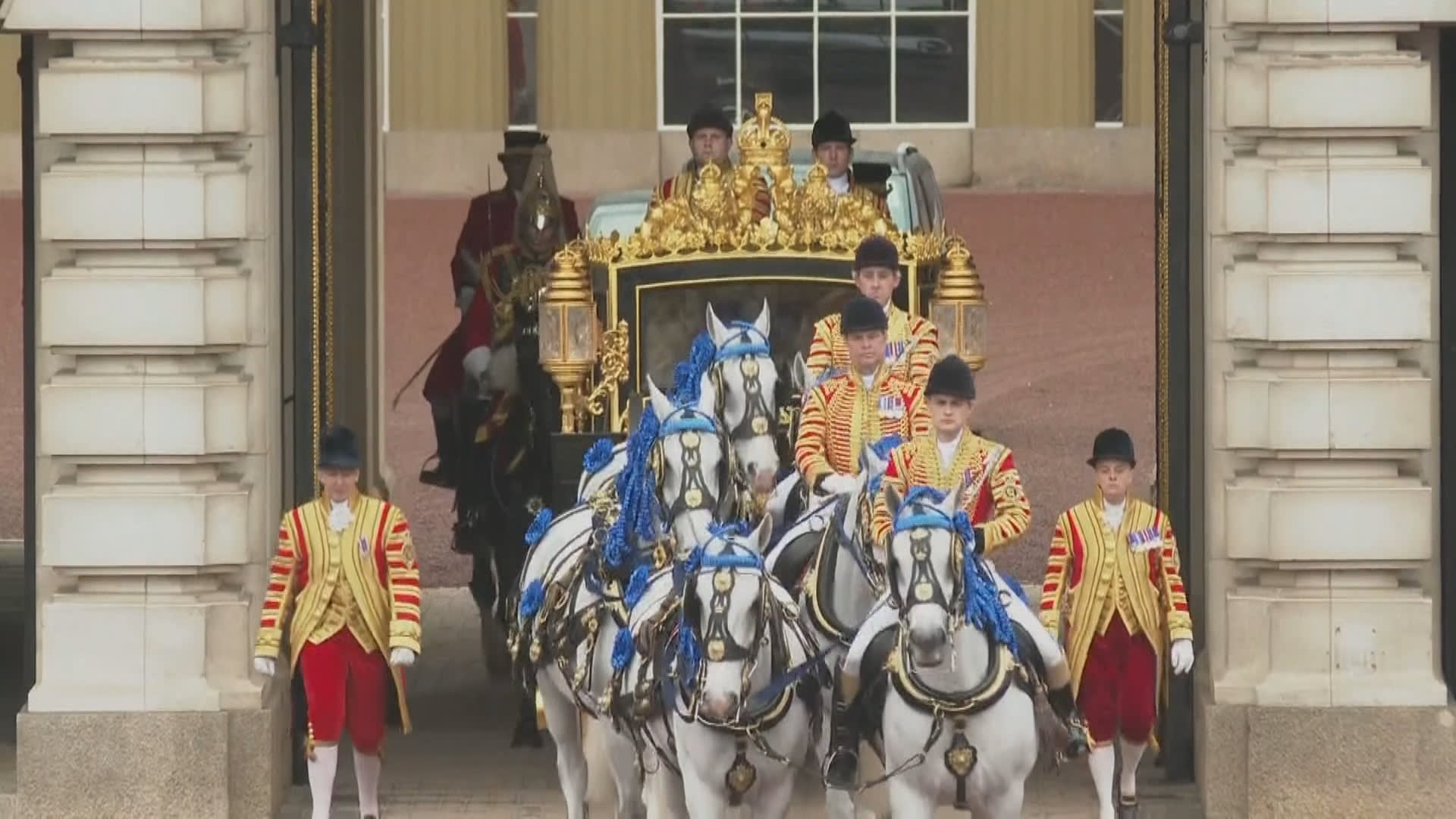 Korunovační procesí vyrazilo z Buckinghamského paláce.