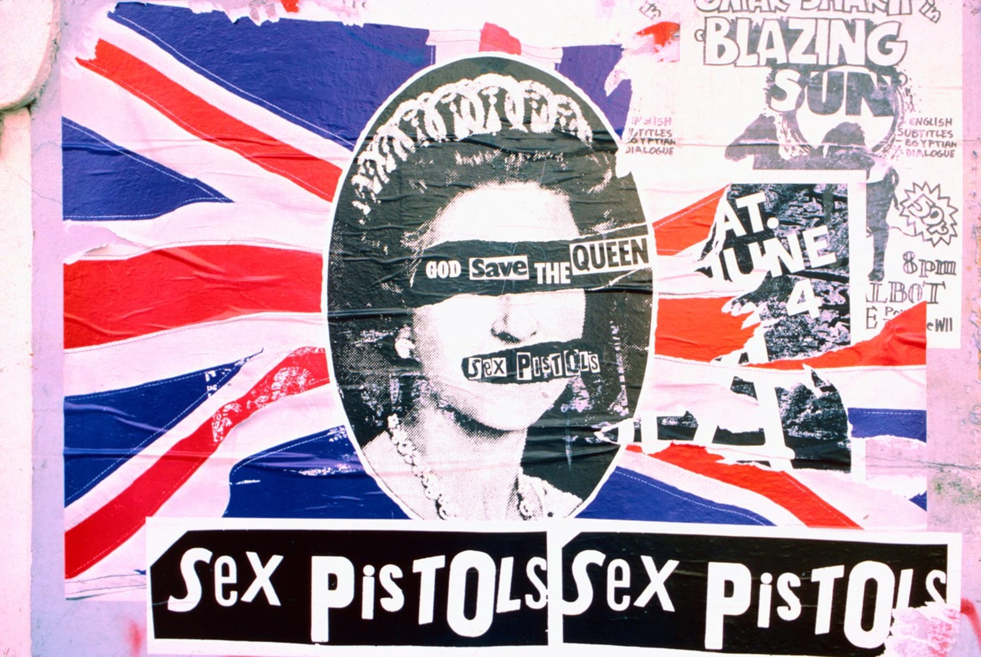 Sex Pistols a jejich singl God Save the Queen symbolizoval vzpouru podstatné části britské společnosti proti vývoje v zemi, vymezoval se i proti královně.