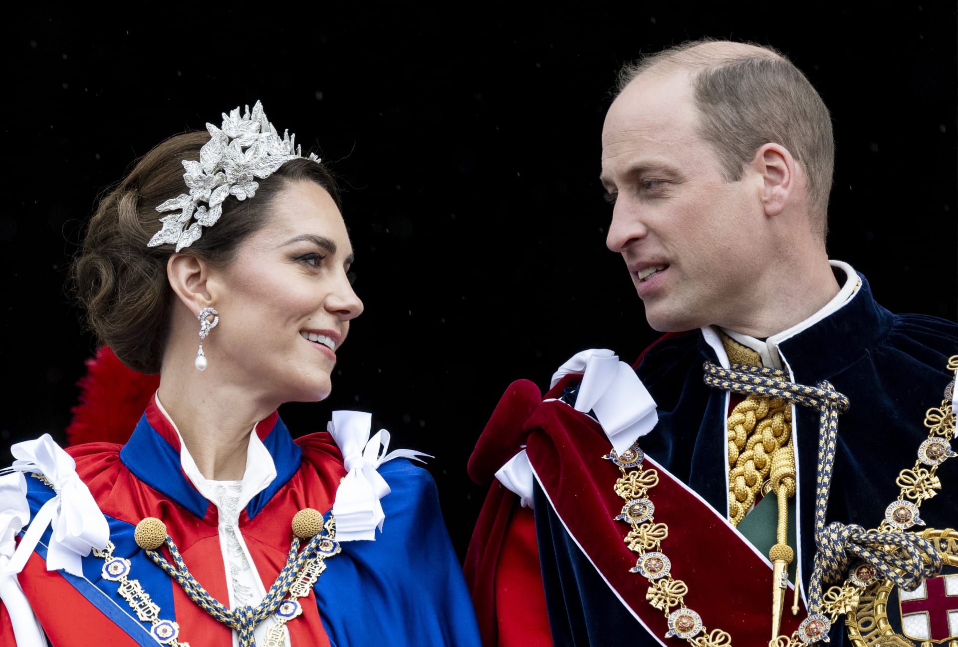 A nechyběli samozřejmě po králově boku ani na balkóně Buckinghamského paláce.