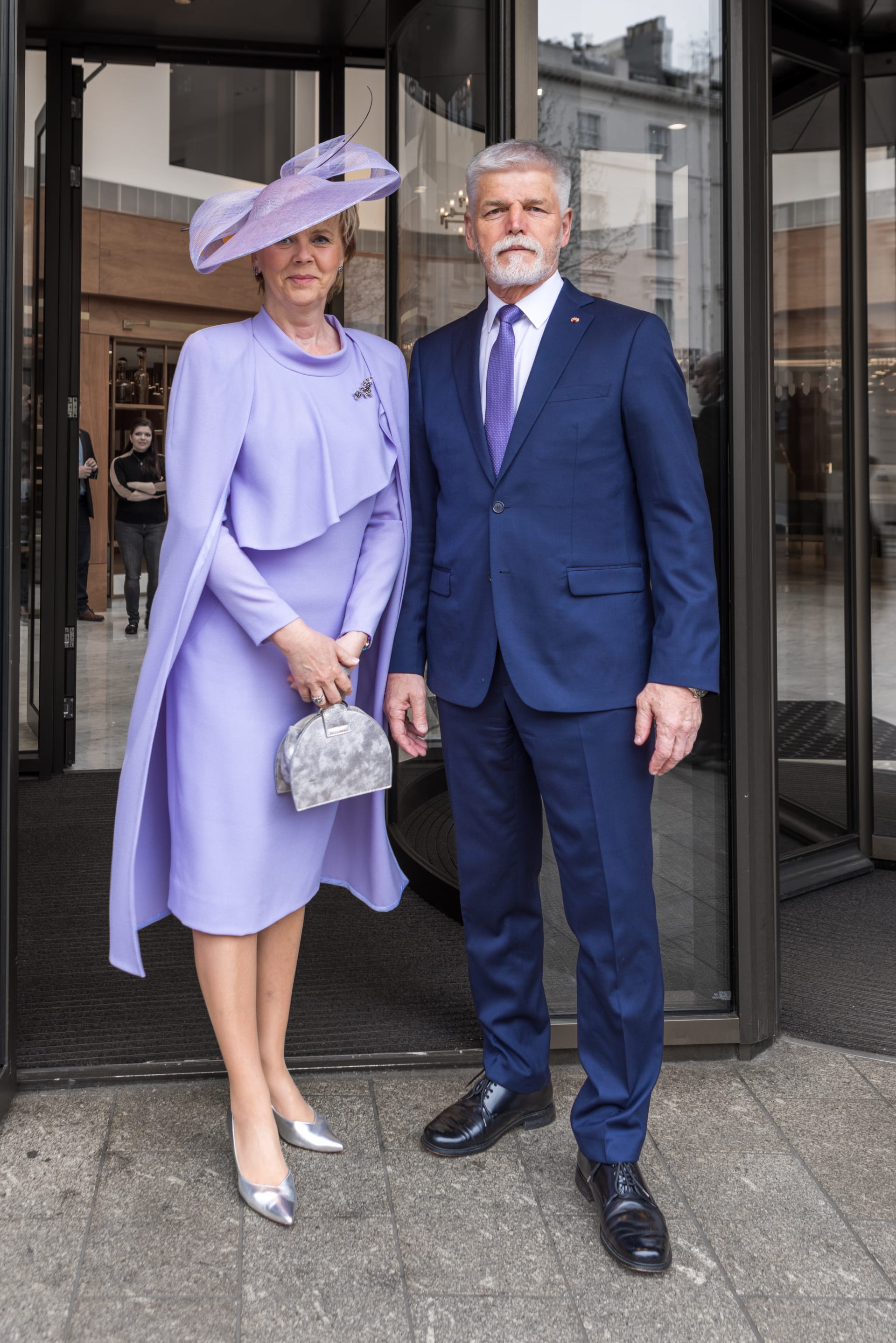 Petr Pavel a jeho žena Eva v Londýně. Na korunovaci oblékla šeříkové šaty s elegantním kloboukem.