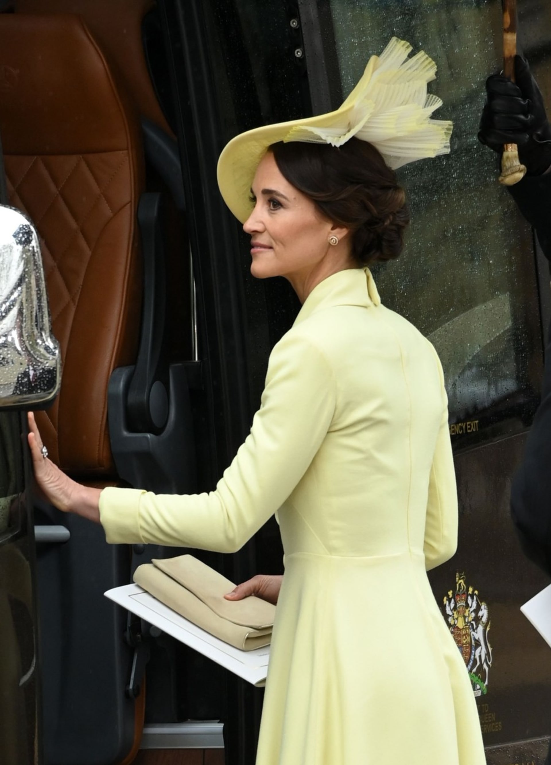Pippa Middleton při odjezdu z korunovace.