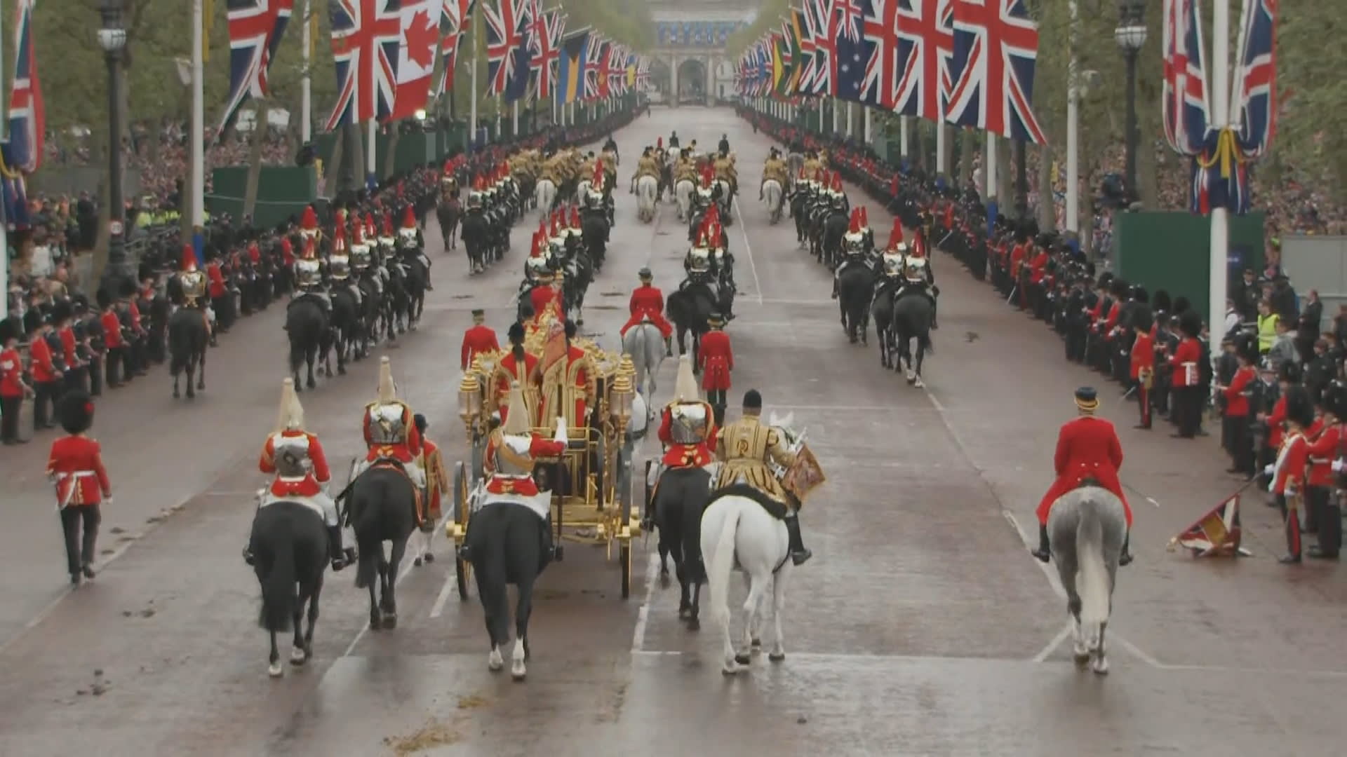 Královské procesí vyrazilo do Buckinghamského paláce.