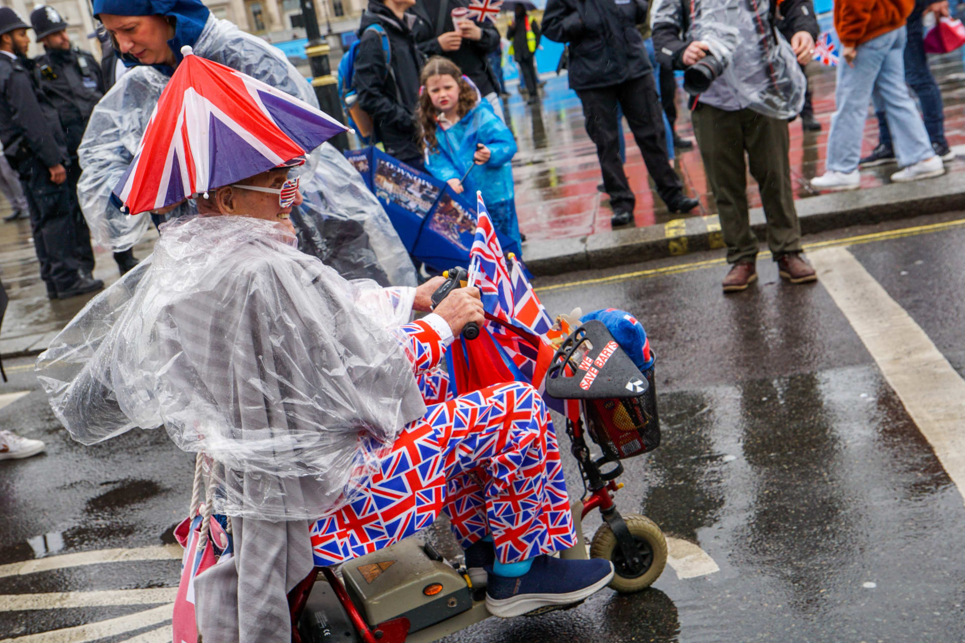Do ulic Londýna na korunovaci krále Karla III. vyšly desítky tisíc lidí.