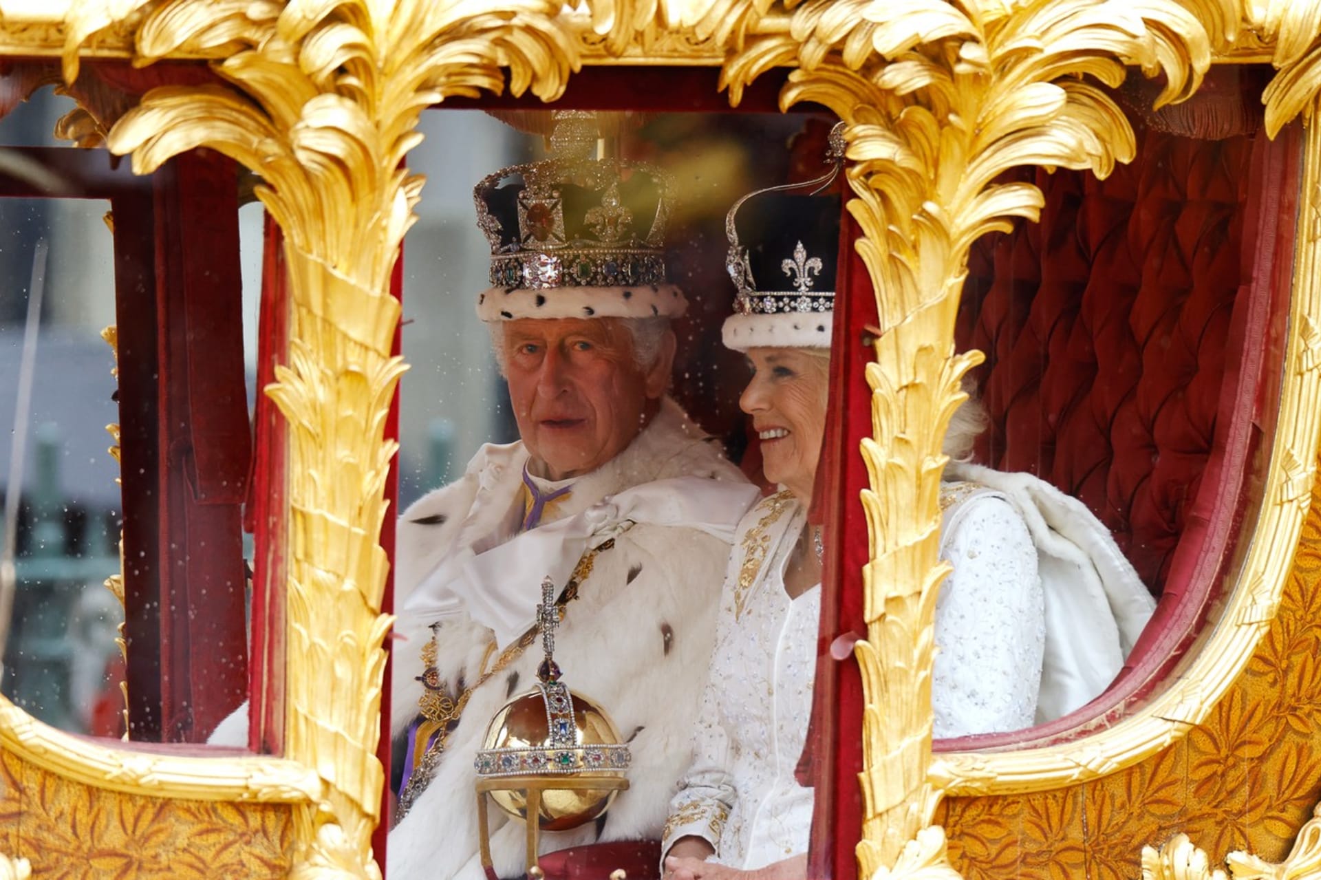 Král Karel III. s královnou-manželkou Camillou.