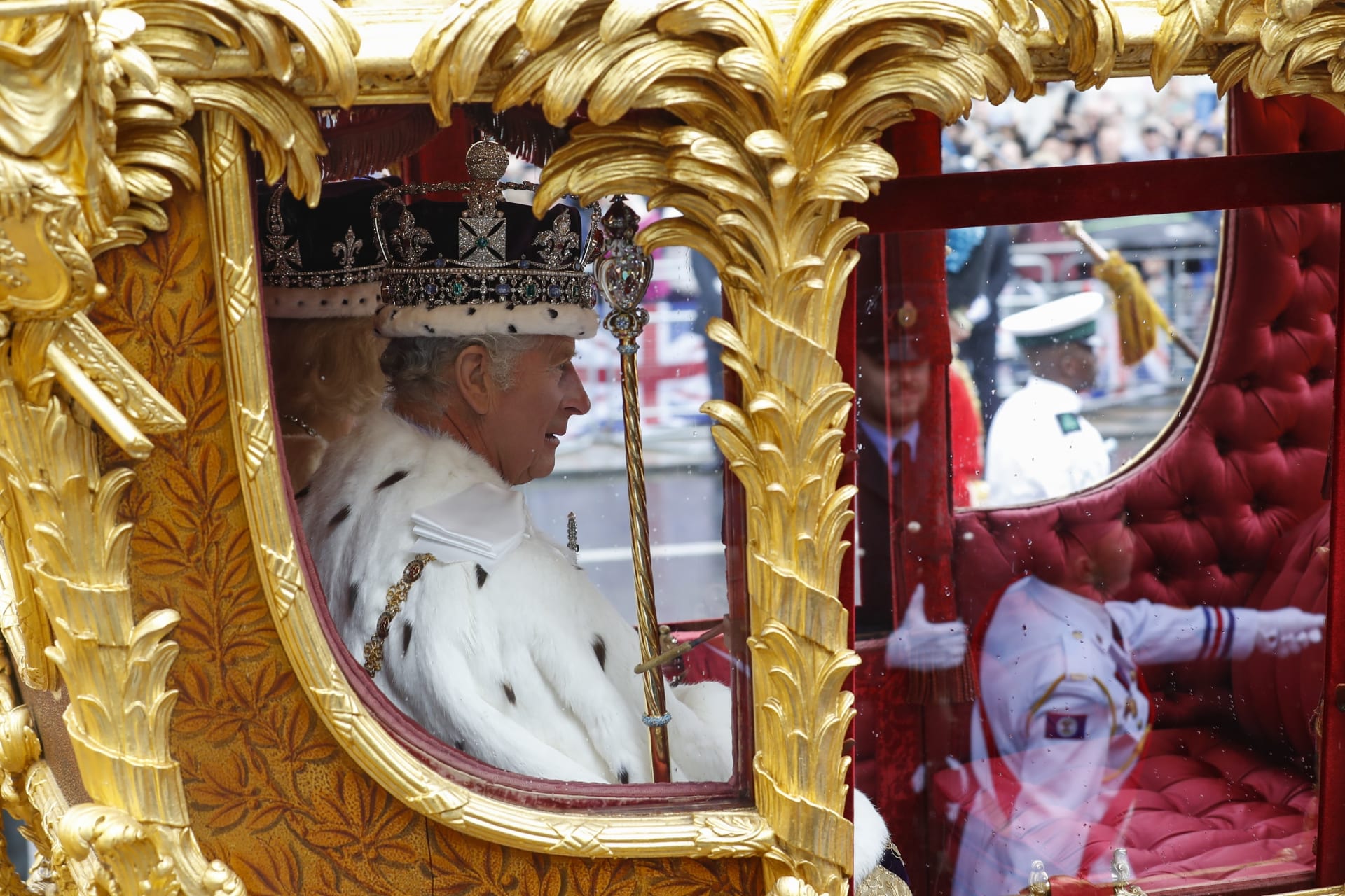 Král Karel III. ve zlatém kočáře