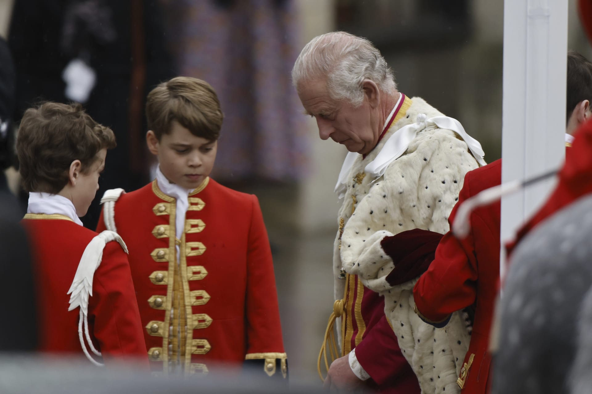 Princ George a král Karel III. během ceremoniálu