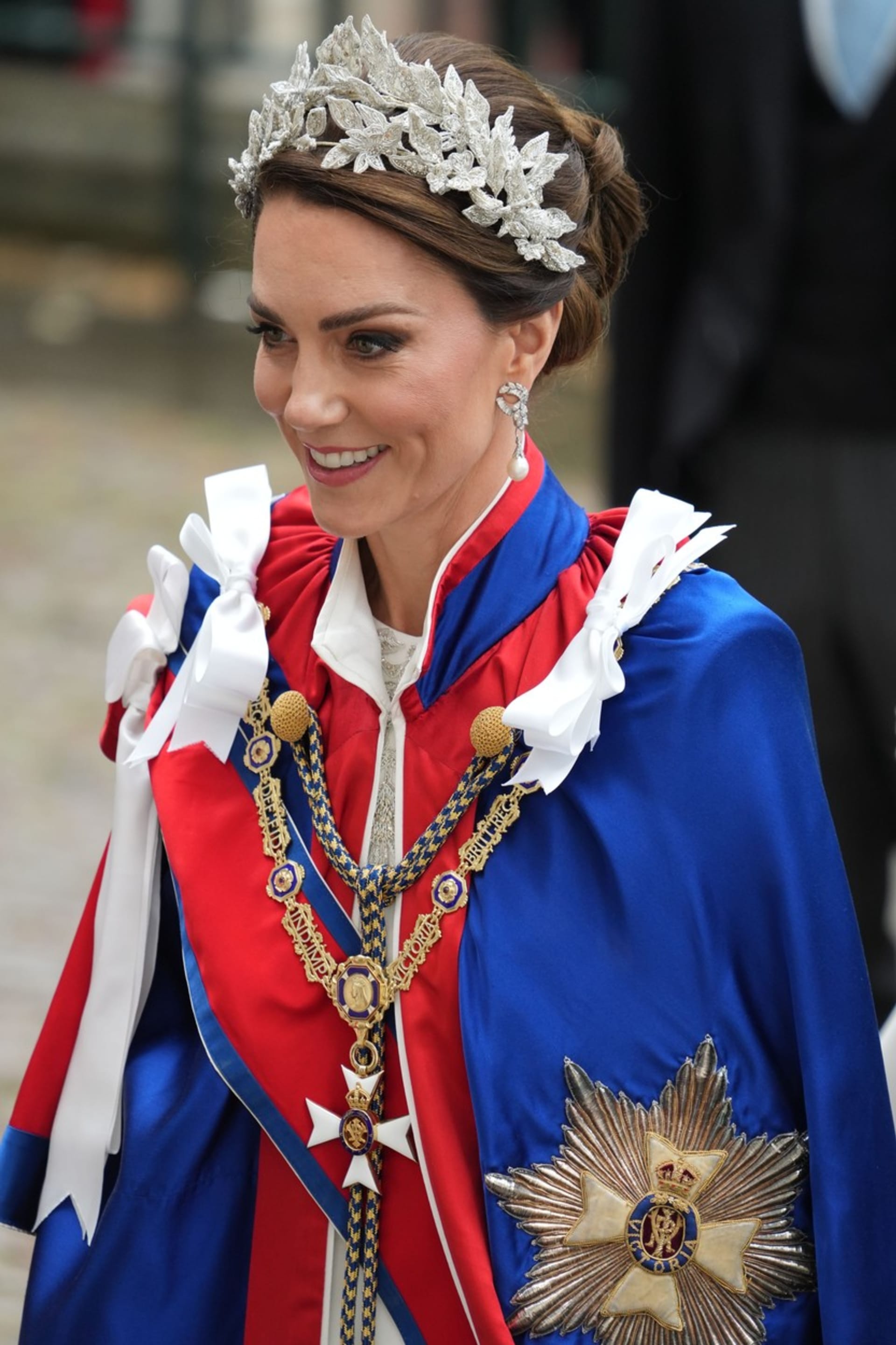 Princezna Catherine byla oblečená podle protokolu.