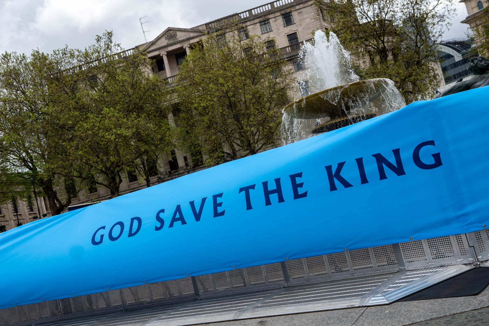 Dekorace a slogany ke královské korunovaci byly v centru Londýna na každém kroku.