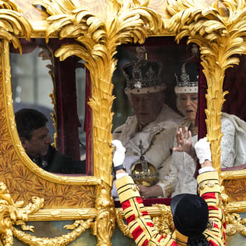 Královský pár při návratu do Buckinghamského paláce 