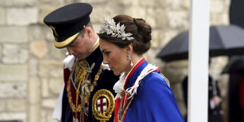 Korunovace řečí módy: Kate zářila se šperky po Alžbětě a Dianě, nechyběla podpora Ukrajině