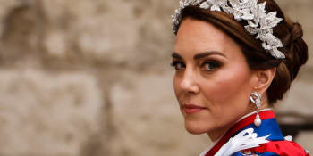 Princezna Kate se při korunovaci Karla neuklonila královně. Důvodem mohla být uraženost