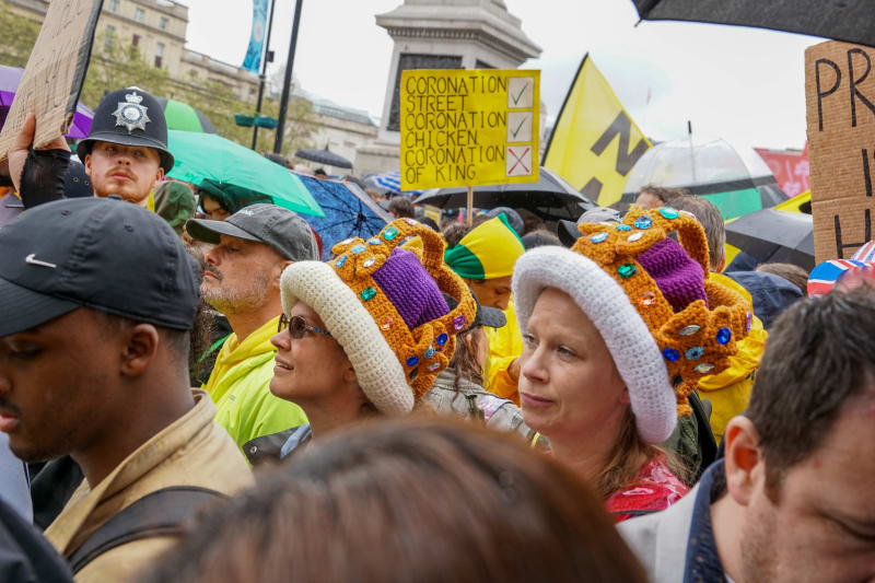 Do ulic Londýna na korunovaci krále Karla III. vyšly desítky tisíc lidí.