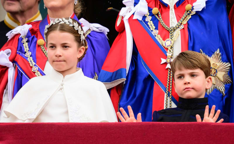 Princ Louis společně se sestrou Charlotte na balkóně Buckinghamského paláce