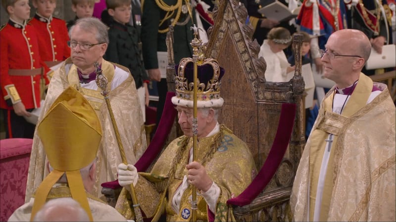 Král Karel III. byl korunován.