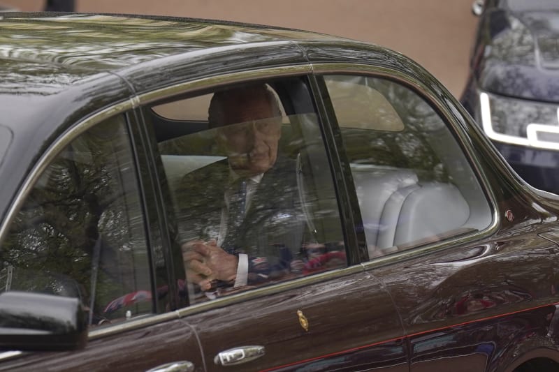 Král Karel III. před korunovací přijíždí do Buckinghamského paláce.
