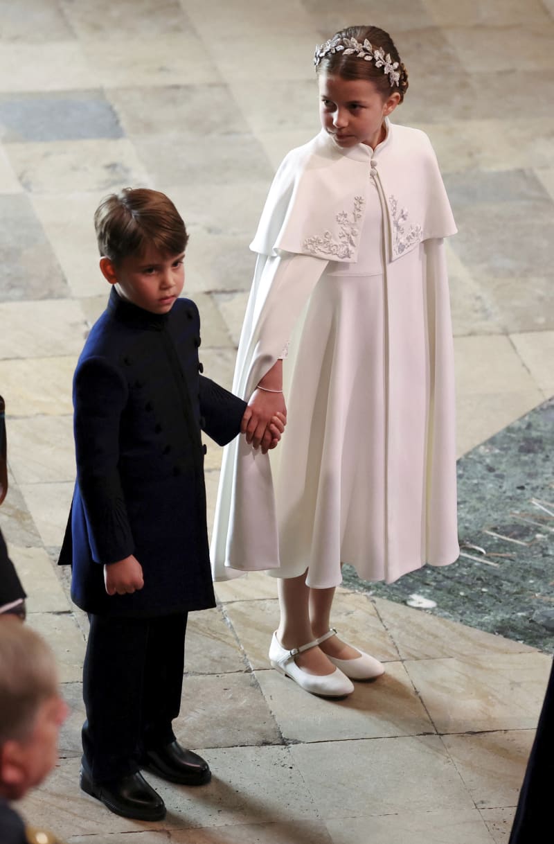 Princ Louis se drží za ruku se sestrou Charlotte.